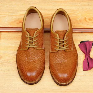 Vue de dessus exclusive de chaussures Derby en cuir de bison pour hommes, semelle Goodyear