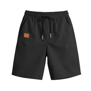 Détail de la vue avant d'un short d'été décontracté noir pour homme avec cordon et patch