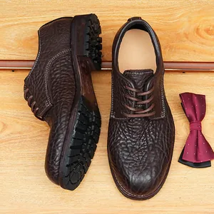 Chaussures Derby vintage en cuir de bison marron cousu Goodyear sur fond en bois naturel