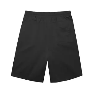 Vue arrière d'un short décontracté noir pour homme avec une poche arrière fonctionnelle