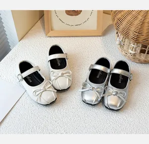 Mädchen Mary Jane Prinzessinnenschuhe mit Schleifen in Silber und Creme, Draufsicht
