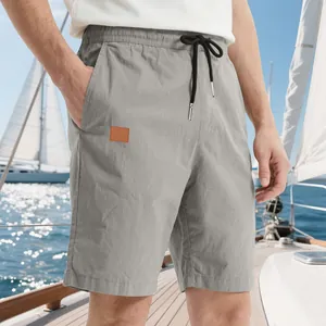 Vue macro détaillée du short décontracté gris respirant pour homme avec cordons noirs