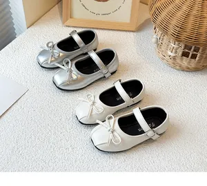 Elegante Mary Jane Schuhe für Mädchen mit Schleife in Silber und Creme.