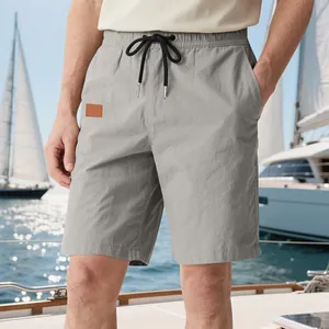 Gros plan de short décontracté gris pour hommes avec taille à cordon et poches