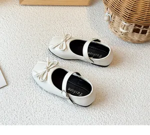 Detailansicht von weißen Mädchen-Mary-Jane-Prinzessinnenschuhen mit süßer Schleife oben