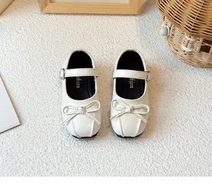 Draufsicht auf süße weiße Mädchen-Mary-Jane-Prinzessinnenschuhe mit schöner Schleifendecke