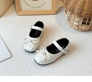 Detailansicht weißer Mary Jane Schuhe für Mädchen mit Schleife und Knöchelriemen.