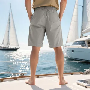 Vue arrière d'un short décontracté gris pour homme avec taille élastique et poche