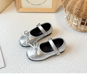 Glänzende silberne Prinzessinnenschuhe für Mädchen mit süßer Schleife und Riemenverschluss.