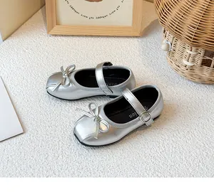 Detailansicht der silbernen Mädchen Mary Jane Schuhe mit eleganter Schleife und Riemen