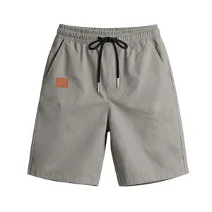 Vue de face d'un short d'été décontracté gris pour homme avec taille élastique et cordon