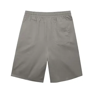 Vue arrière de short décontracté gris pour homme avec taille élastique et poche arrière