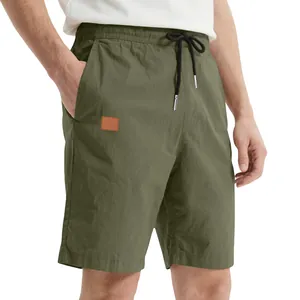 Vue détaillée du short d'été en sergé olive pour homme avec cordon de serrage réglable