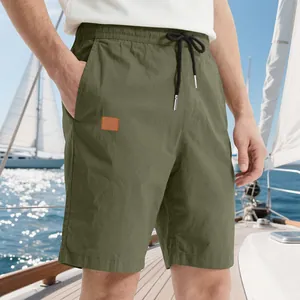Détail du short décontracté pour homme vert olive avec cordon sur un voilier ensoleillé