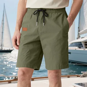 Short de plage pour homme vert olive, léger et respirant, avec taille à cordon réglable.