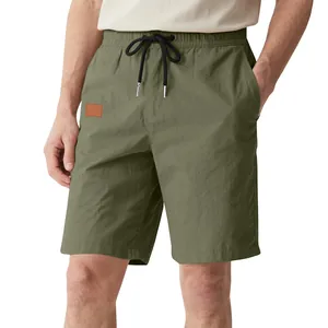 Vue détaillée d'un short en coton respirant vert olive avec cordon de serrage à la taille