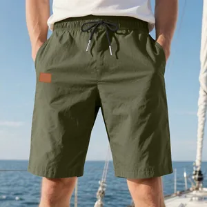 Gros plan d'un short de plage respirant vert olive avec cordon sur un bateau