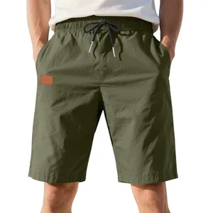 Détail de face d'un short décontracté en sergé vert olive avec cordon à la taille