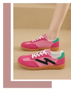 Vista detallada de las zapatillas rosas German Army Trainers con diseño de rayo