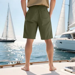 Vue arrière du short décontracté pour homme vert olive sur le pont d'un yacht de luxe