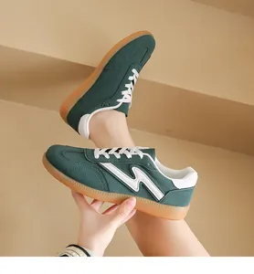 Detalle de zapatillas verdes con logo de rayo blanco y suela de goma