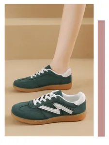 Primer plano de zapatillas verdes estilo entrenador alemán con cordones y suela goma