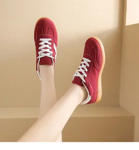Vista detallada de zapatillas rojas estilo GAT con cordones blancos y suela de goma