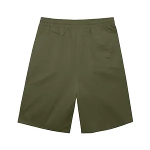 Vue arrière d'un short décontracté vert armée pour homme avec taille élastiquée.