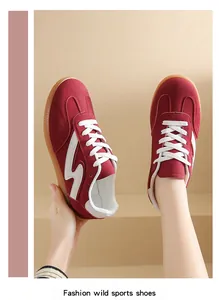 Vista detallada de las elegantes zapatillas granates para mujer con suela de goma y tonos blancos