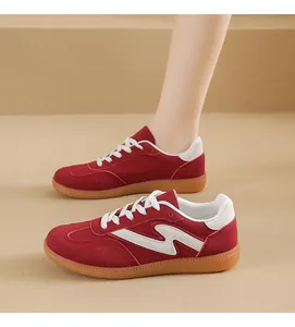 Vista lateral detallada de las zapatillas de entrenamiento alemanas rojo oscuro para mujer