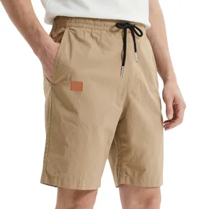 Détail d'un short en sergé kaki pour homme avec cordon de serrage et tissu respirant
