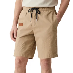 Vue détaillée du short décontracté kaki pour homme avec taille élastique à cordon de serrage