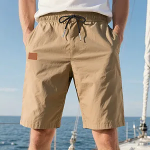 Détail d'un short décontracté kaki pour homme avec cordon de serrage et tissu sergé.