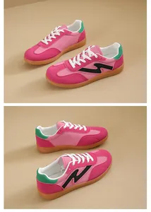 Vistas laterales de zapatillas German Army Trainer rosas con detalles verdes y suela de goma