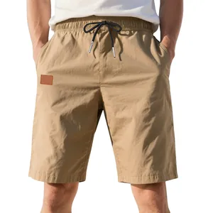 Détail de face du short décontracté en sergé kaki pour homme avec cordon