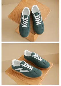Primer plano de zapatillas retro verde oscuro con cordones blancos y suela de goma