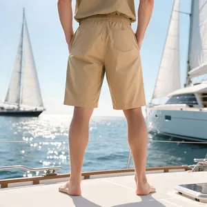 Vue arrière détaillée d'un short d'été en sergé kaki pour homme sur le pont d'un yacht.