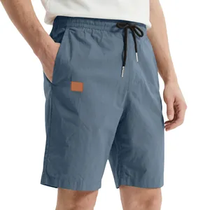 Vue détaillée montrant la texture du tissu et la taille à cordon du short d'été bleu