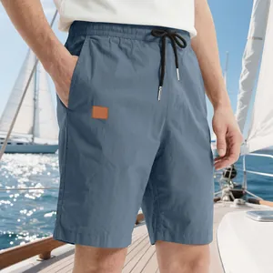 Vue détaillée de ce short d'été respirant pour homme avec une coupe décontractée sur un voilier