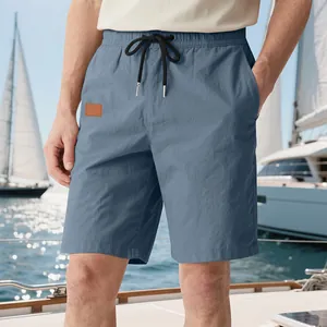 Détail d'un short de plage bleu respirant pour homme sur un pont de yacht.
