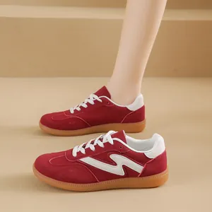 Elegantes zapatillas rojas estilo GAT con suela de goma y cordones blancos
