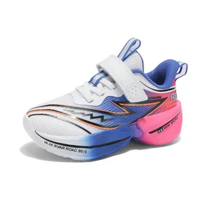 Zapatillas de baloncesto transpirables para niños con degradado azul y rosa.