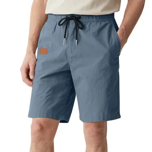 Gros plan d'un short décontracté bleu clair respirant pour homme avec cordon et patch
