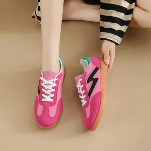Elegantes zapatillas GAT rosas para mujer con suela plana de goma y diseño colorido