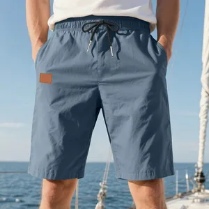 Gros plan sur un short de plage bleu respirant pour homme avec cordon sur bateau