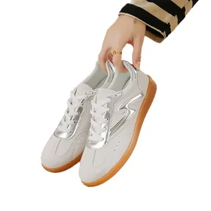 Elegantes zapatillas blancas y plateadas German Army Trainer con suela de goma marrón