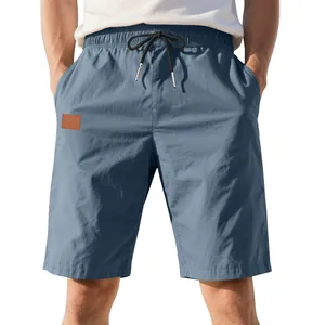 Détail de face du short décontracté bleu en sergé respirant pour homme, été plage