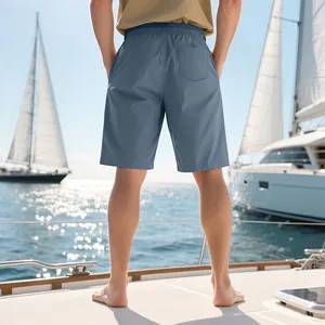 Détail de la vue arrière d'un short de plage bleu respirant pour homme sur un yacht