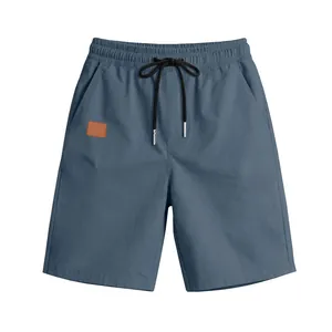 Vue détaillée de face du short de plage décontracté bleu pour hommes avec cordon de serrage