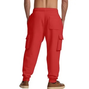 Achteraanzicht van rode heren cargo joggingbroek van zware French Terry kwaliteit.